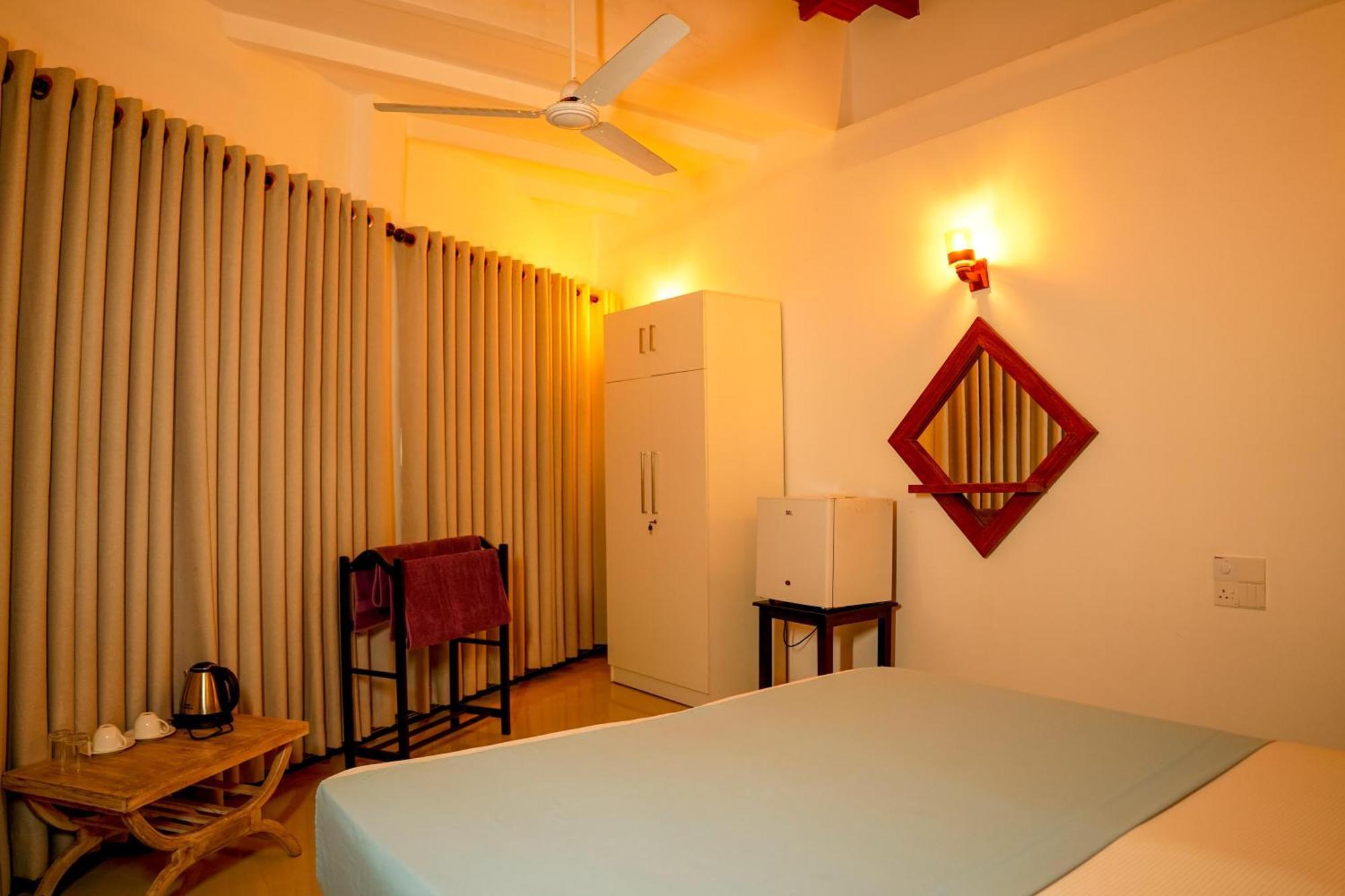 Peacock Beach Hotel Унаватуна Экстерьер фото