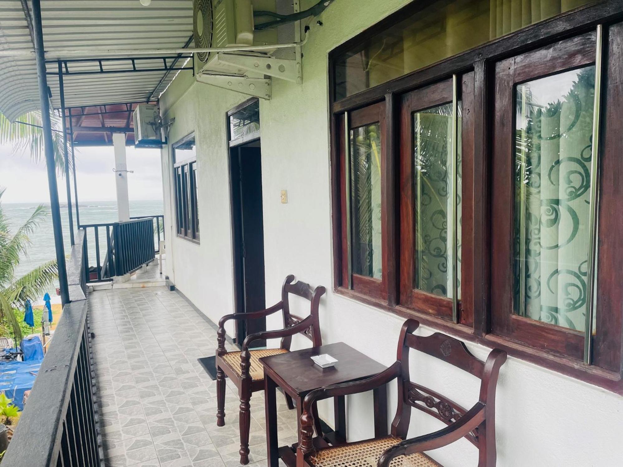 Peacock Beach Hotel Унаватуна Экстерьер фото