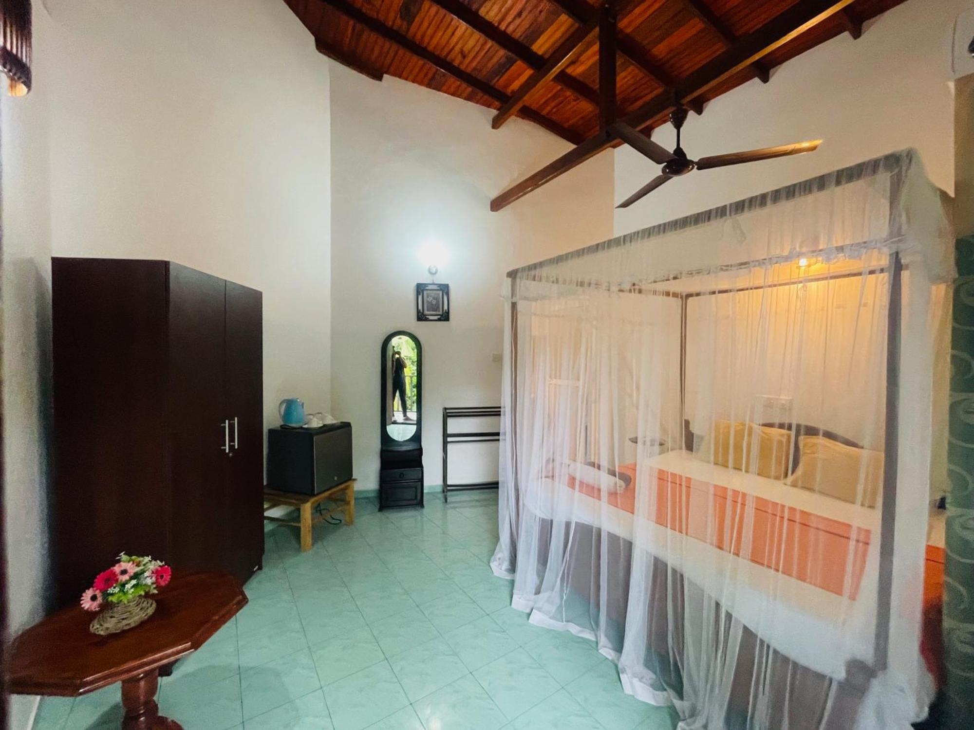Peacock Beach Hotel Унаватуна Экстерьер фото
