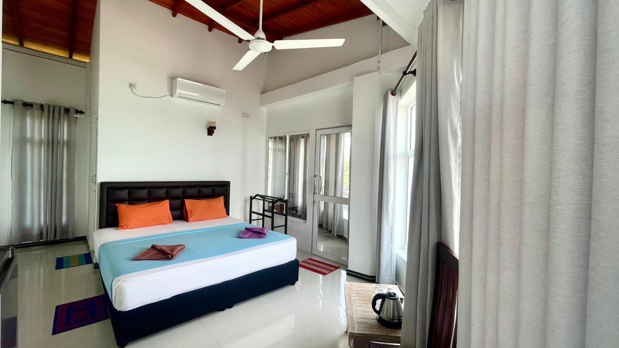 Peacock Beach Hotel Унаватуна Экстерьер фото